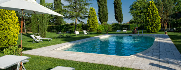 La piscina dell'Agriturismo Casa Elisa custodita dal verde del nostro ampio giardino.